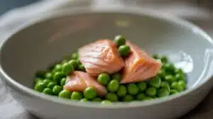 herzhafter Lachs und Erbsen