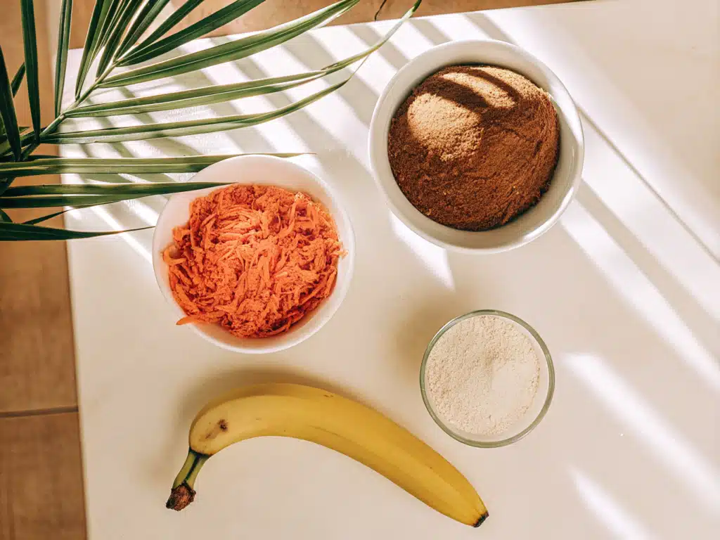 Banane, geriebene Karotte, Kokosöl und Dinkelmehl als Zutaten