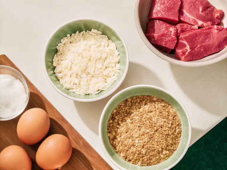 Geriebener Hartkäse, Quark, Haferflocken und Eier als Zutaten für Hundekekse